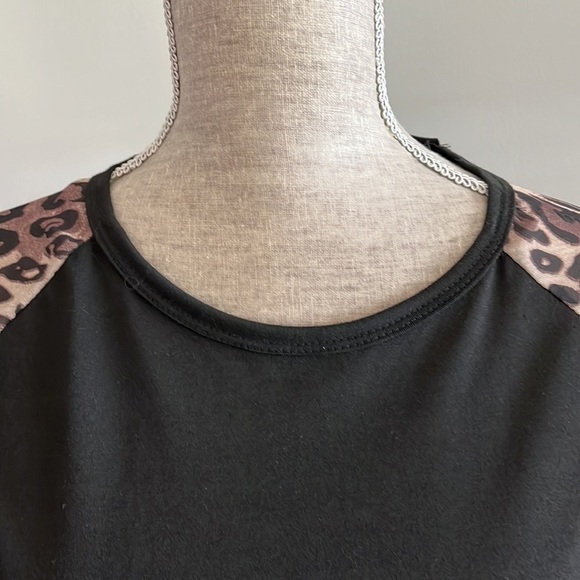 Unknown brand baseball long sleeve black w/leopard sleeves. Size XL c/b s-m - Picture 3 of 5
